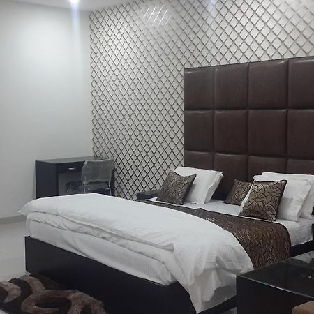 Hotel Mandakini Lush Kanpur Exterior photo